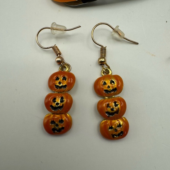 710-Two Halloween Costume Jewelry Hook Earrings And Hair Clips - Picture 2 of 6